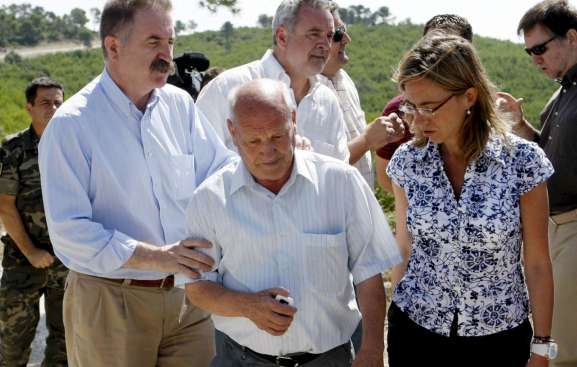 Chacón visita la zona afectada por el incendio de Zuera Chacón visita la zona afectada por el incendio de Zuera