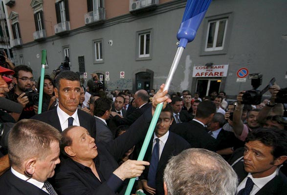 Berlusconi coge la escoba Berlusconi coge la escoba