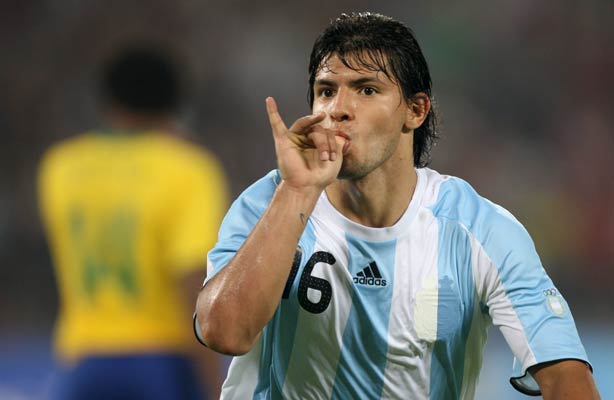 Agüero celebra uno de sus tantos ante Brasil Agüero celebra uno de sus tantos ante Brasil