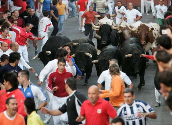 Dos heridos por asta de toro en el encierro más peligroso de la semana Dos heridos por asta de toro en el encierro más peligroso de la semana