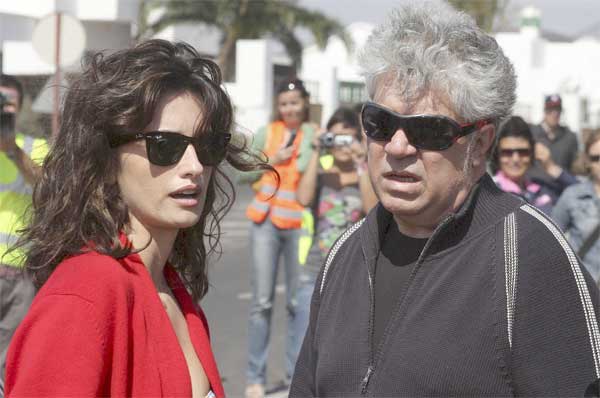 Penélope Cruz y Pedro Almodóvar, durante el rodaje de 'Los abrazos rotos'. Penélope Cruz y Pedro Almodóvar, durante el rodaje de 'Los abrazos rotos'.