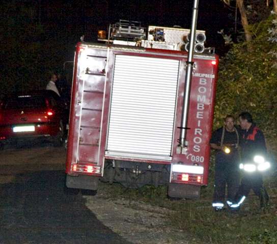 Los bomberos rastrean la zona desde la tarde de ayer Los bomberos rastrean la zona desde la tarde de ayer