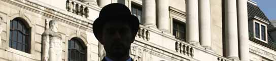 Un actor frente al Banco de Inglaterra durante un programa de televisión