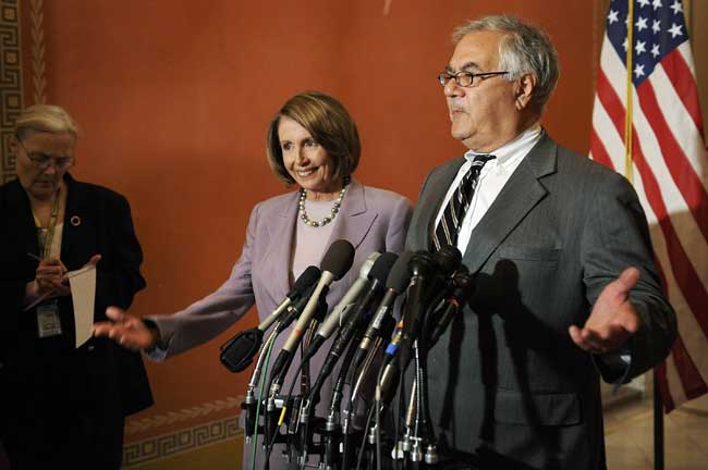 La presidenta de la Cámara de Representantes, Nancy Pelosi (c), y el demócrata Barney Frank La presidenta de la Cámara de Representantes, Nancy Pelosi (c), y el demócrata Barney Frank