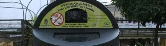 Papelera canina instalada en muchas plazas. Papelera canina instalada en muchas plazas.
