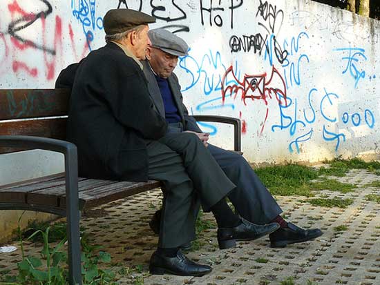 Dos ancianos conversan en un banco Dos ancianos conversan en un banco