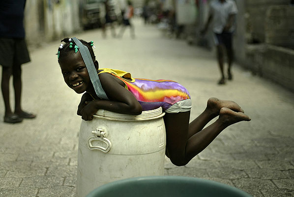 Niña en una calle de haití Niña en una calle de haití
