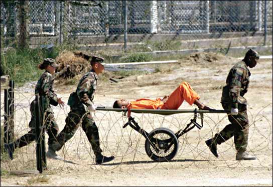 Un preso de Guantánamo, transportado en camilla Un preso de Guantánamo, transportado en camilla