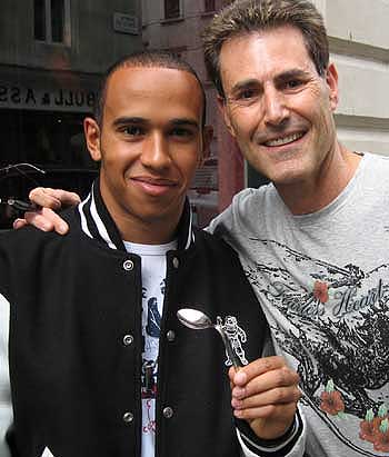 Uri Geller y Lewis Hamilton. Uri Geller y Lewis Hamilton.