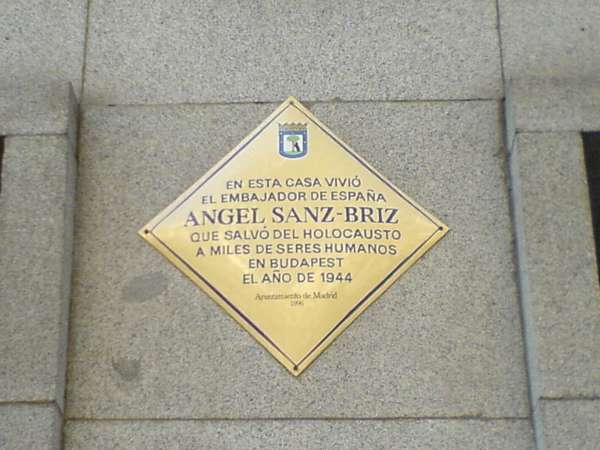 Placa en homenaje de Ángel Sanz Brinz Placa en homenaje de Ángel Sanz Brinz