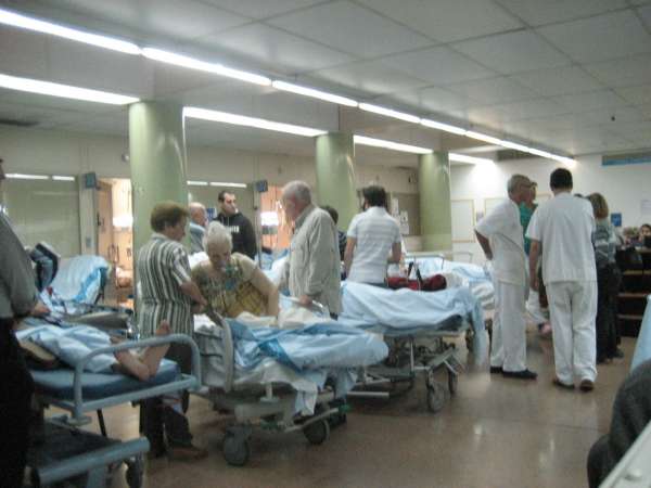 Amontonamiento de camillas en el Hospital Amontonamiento de camillas en el Hospital