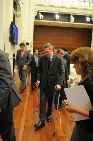 Gallardón, con muletas, durante una rueda de prensa Gallardón, con muletas, durante una rueda de prensa