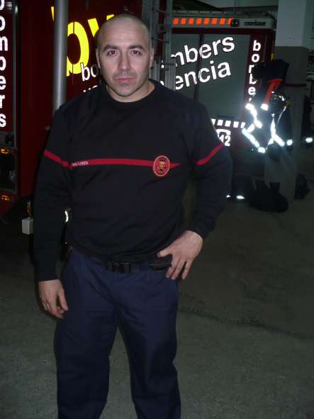 Un bombero salva a una mujer de un perturbado en Valencia. Un bombero salva a una mujer de un perturbado en Valencia.