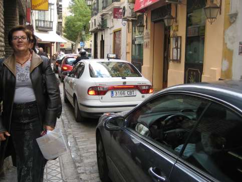 Peatones y vehículos comparten una calle muy estrecha. Peatones y vehículos comparten una calle muy estrecha.