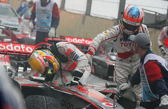 Timo Glock y Lewis Hamilton. Timo Glock y Lewis Hamilton.