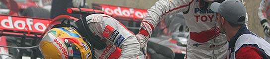 Timo Glock y Lewis Hamilton.