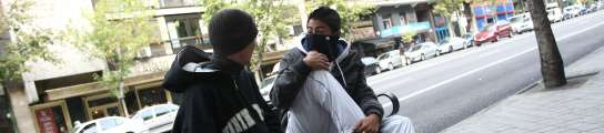 Borja y Carlos, estudiantes de Aluche, sentados en un banco