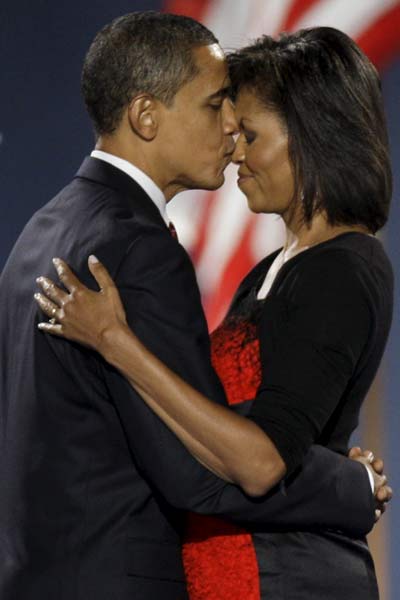 Barack Obama abraza a su esposa, Michelle, tras su discurso en Chicago Barack Obama abraza a su esposa, Michelle, tras su discurso en Chicago