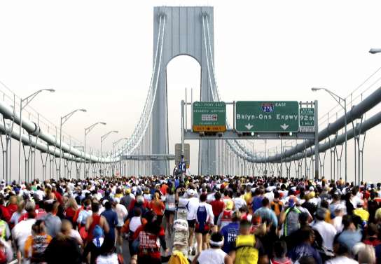 Atletas en el puente Verrazano-Narrows de Nueva York Atletas en el puente Verrazano-Narrows de Nueva York