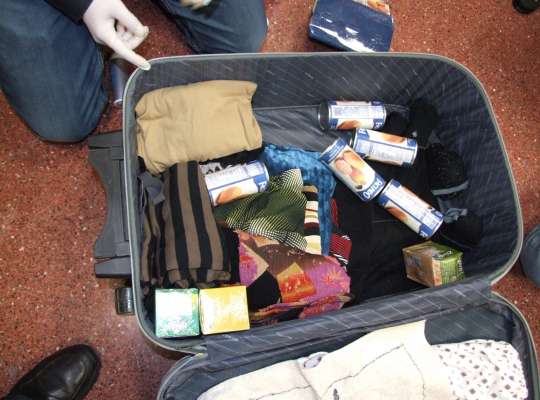 Las latas de conserva, llenas de cocaína, estaban en una maleta. Las latas de conserva, llenas de cocaína, estaban en una maleta.