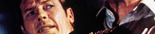 Roger Moore, en una de sus películas de James Bond.