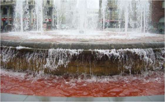 Fuente teñida de rojo en León Fuente teñida de rojo en León