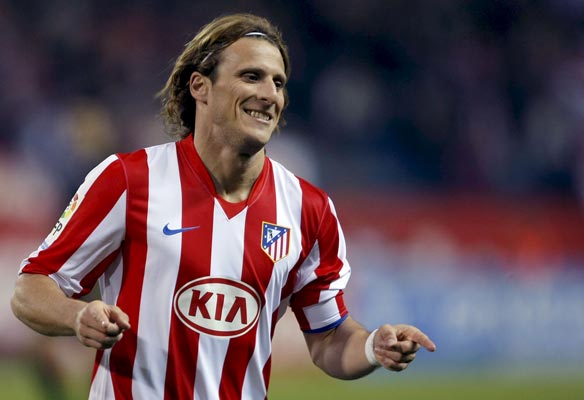 Forlán celebra uno de sus dos goles Forlán celebra uno de sus dos goles