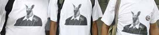 Los tres arrestados, ataviados con sus camisetas de canguros