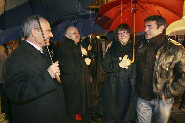 El presidente de la Generalitat de Cataluña, José Montilla (i), y el vicepresidente, Josep Lluis Carod Rovira (2ºi), junto a la directorea de cine Isabel Coixet y el actor Sergi López. El presidente de la Generalitat de Cataluña, José Montilla (i), y el vicepresidente, Josep Lluis Carod Rovira (2ºi), junto a la directorea de cine Isabel Coixet y el actor Sergi López.