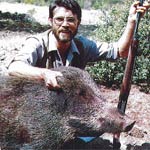 Bermejo, joven, junto a un jabalí muerto Bermejo, joven, junto a un jabalí muerto 150