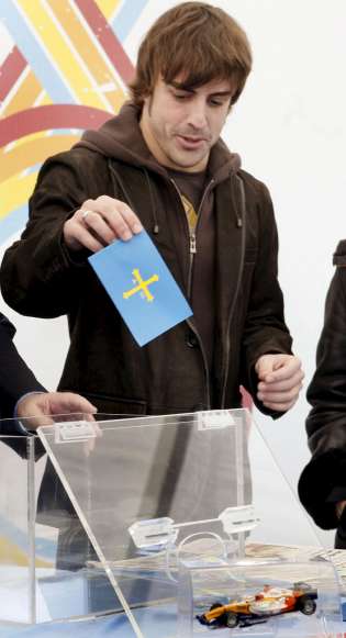 Fernando Alonso poniendo la primera piedra de su circuito Fernando Alonso poniendo la primera piedra de su circuito