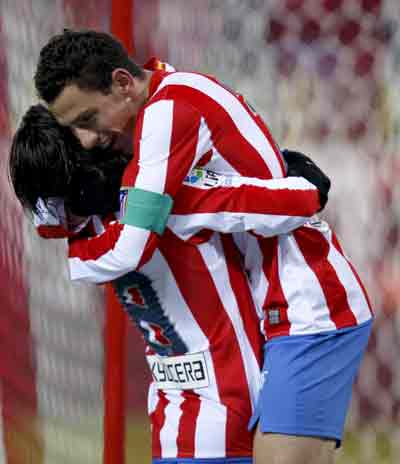 El Atlético gana al Betis y supera al Madrid en la tabla (2-0)