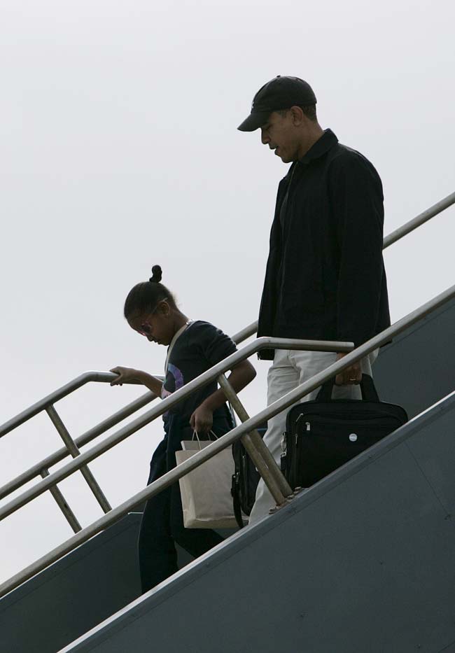Obama, a su llegada al aeropuerto de Honolulu, donde pasará la Navidad con su familia Obama, a su llegada al aeropuerto de Honolulu, donde pasará la Navidad con su familia