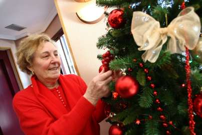 Asunción (75 años), colocando las bolas del árbol Asunción (75 años), colocando las bolas del árbol