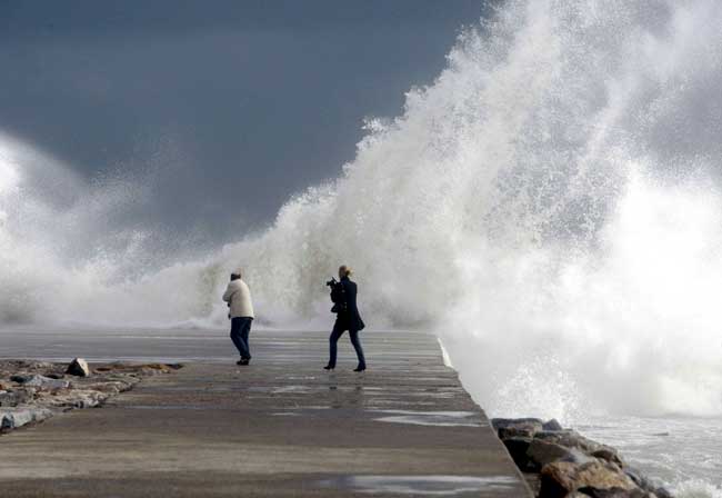 Una pareja en la playa del Bogatell de Barcelona, azotada hoy por el fuerte temporal de viento y lluvia. Una pareja en la playa del Bogatell de Barcelona, azotada hoy por el fuerte temporal de viento y lluvia.