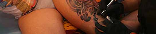 Mujer tatuándose durante la Convención Internacional del Tatuaje celebrada en Barcelona Mujer tatuándose durante la Convención Internacional del Tatuaje celebrada en Barcelona