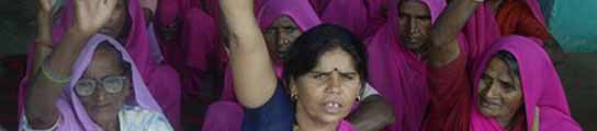Una brigada 'rosa' defiende la Ley y los derechos de las mujeres en la India