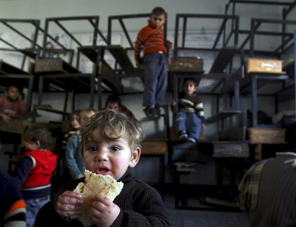 Niños palestinos reciben alimentos Niños palestinos reciben alimentos