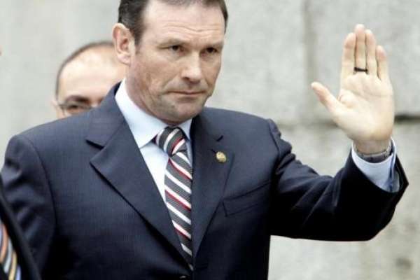 El lehendakari Ibarretxe saluda a sus simpatizantes. El lehendakari Ibarretxe saluda a sus simpatizantes.