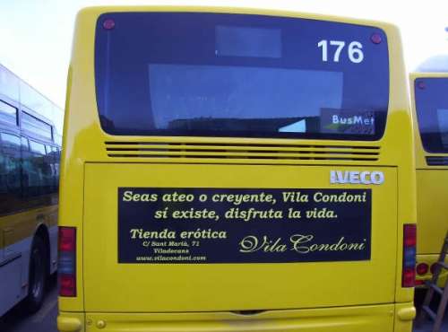 Autobús con publicidad de una tienda erótica. Autobús con publicidad de una tienda erótica.