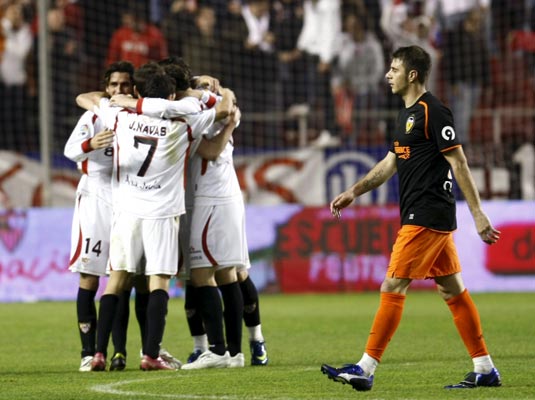 Los sevillistas celebran el triunfo ante la mirada de Joaquín Los sevillistas celebran el triunfo ante la mirada de Joaquín