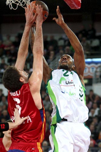 Haislip, de Unicaja, intenta anotar ante Gigli Haislip, de Unicaja, intenta anotar ante Gigli