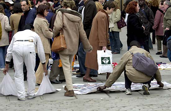 La industria estima que cada CD que se compra en la "manta" deja de comprarse en el mercado, sin diferenciar los precios. La industria estima que cada CD que se compra en la "manta" deja de comprarse en el mercado, sin diferenciar los precios.