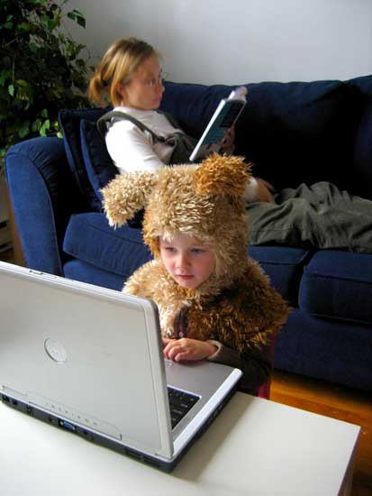 Un niño navega por Internet Un niño navega por Internet