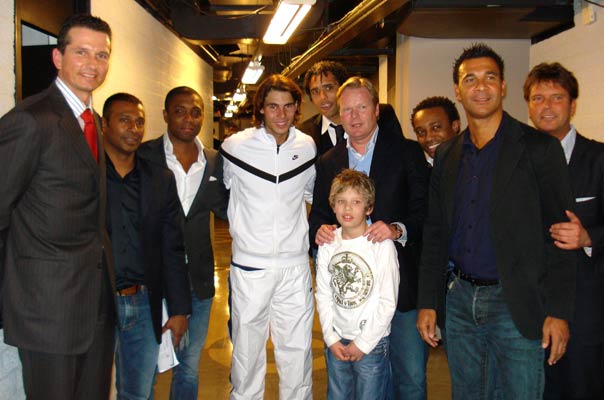 Nadal posa junto a Ruud Gullit, Ronald Koeman, Aron Winter, Pierre van Hooijdonk y Bryan Roy Nadal posa junto a Ruud Gullit, Ronald Koeman, Aron Winter, Pierre van Hooijdonk y Bryan Roy