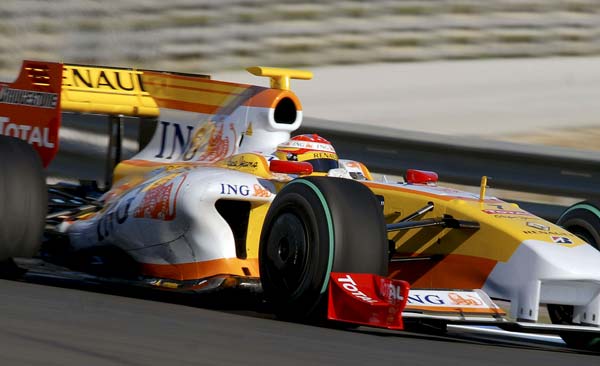 Fernando Alonso en su R29 Fernando Alonso en su R29