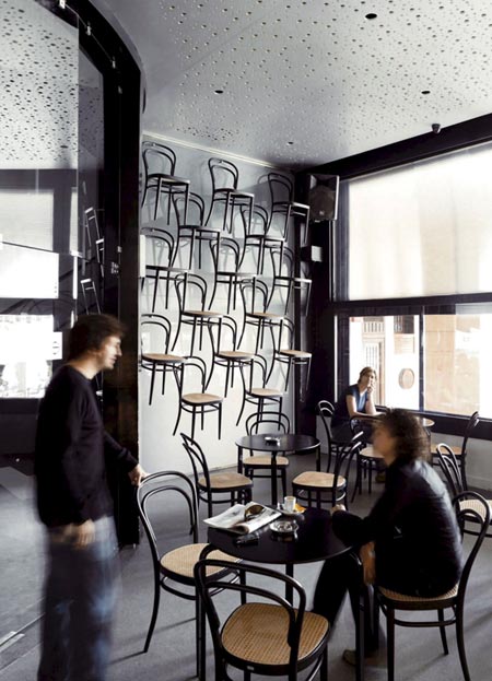 Imagen de un local berlinés decorado con sillas del modelo 214. Imagen de un local berlinés decorado con sillas del modelo 214.