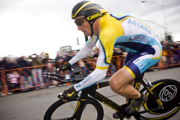 Lance Armstrong y su bicicleta Lance Armstrong y su bicicleta