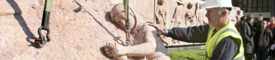 Momento en que un operario empieza a retirar las piezas del monumento