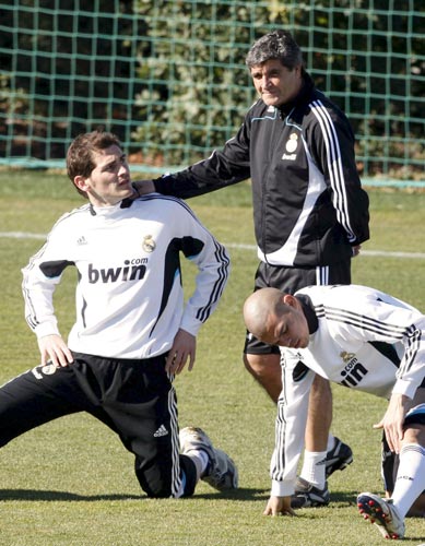 Casillas atiende a las indicaciones de Juande Ramos en el entrenamiento del Real Madrid Casillas atiende a las indicaciones de Juande Ramos en el entrenamiento del Real Madrid